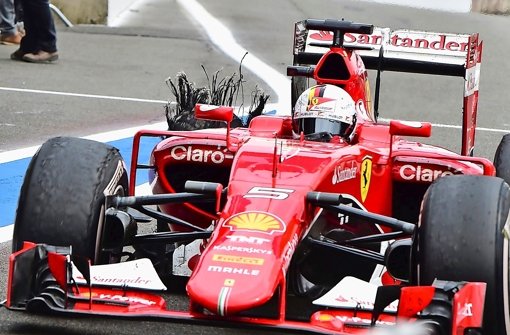 Erst flogen die Fetzen am Reifen, dann ließ Sebastian Vettel die Fetzen im Fahrerlager fliegen Foto: AP