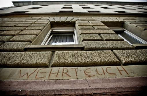 „Wehrt Euch“ steht auf der Wand eines Wohnhauses in der Urbanstraße in Stuttgart. Noch wissen die Bewohner nicht, ob sie während der Tunnelarbeiten für Stuttgart 21 ausziehen müssen. Foto: Piechowski