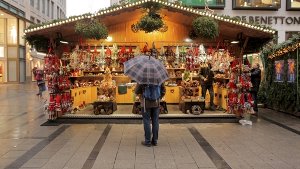 Auf den Weihnachtsmärkten in Deutschland will bei dem derzeitigen Schmuddelwetter keine richtige Weihnachtsstimmung aufkommen. Und Schnee hat das Christkind wohl auch nicht im Gepäck. Foto: dpa