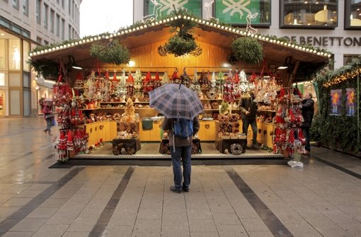 Auf den Weihnachtsmärkten in Deutschland will bei dem derzeitigen Schmuddelwetter keine richtige Weihnachtsstimmung aufkommen. Und Schnee hat das Christkind wohl auch nicht im Gepäck. Foto: dpa