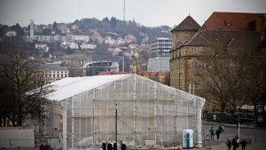 Stuttgart als Zeltstadt: Die verhüllte Majerus-Rampe auf dem Schlossplatz. Foto: Petsch