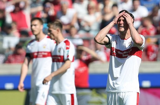 Die pure Verzweiflung: Der VfB-Kapitän Christian Gentner kann es nicht fassen. Foto: Baumann