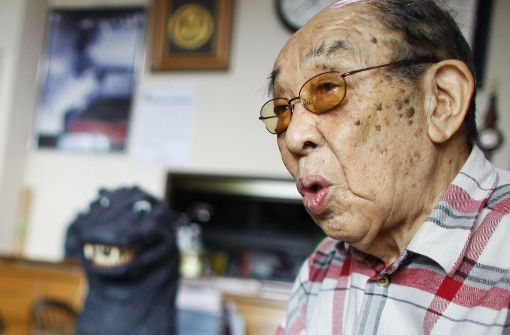 Vorne rechts erzählt Haruo Nakajima (1929 – 2017) von früher, hinten links lächelt versonnen nostalgisch Godzilla. Foto: AP