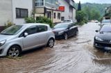 Bisingen im Zollernalbkreis: Überflutete Straßen nach Gewitter und Starkregen...