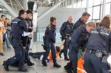 Angemeldete Protestaktionen: Polizei bringt Demonstranten aus Stuttgarter Flughafen...
