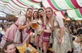 Stuttgarter Frühlingsfest: Ballermann-Fans feiern bei Mallorca-Wetter im Wasenwirt...
