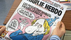 Die jüngste Ausgabe des Satire-Magazins. Auf der Titelseite ist eine Karikatur des Schriftstellers Michel Houellebecq abgebildet. Foto: EPA