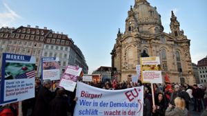Pegida bringt in Dresden wieder mehr Menschen auf die Straße. Foto: dpa
