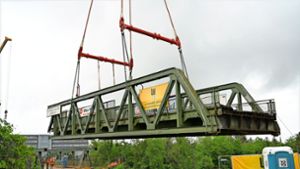 Über den Bahngleisen in Kornwestheim: Riesenkran lässt Stahlbrücke schweben