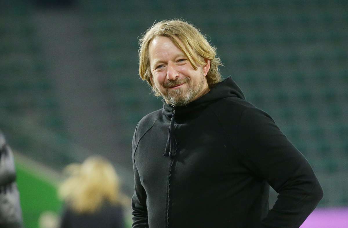 Sven Mislintat kann wieder zufrieden Lächeln – nach dem Sieg des VfB Stuttgart beim VfL Wolfsburg. Foto: Baumann/Alexander Keppler