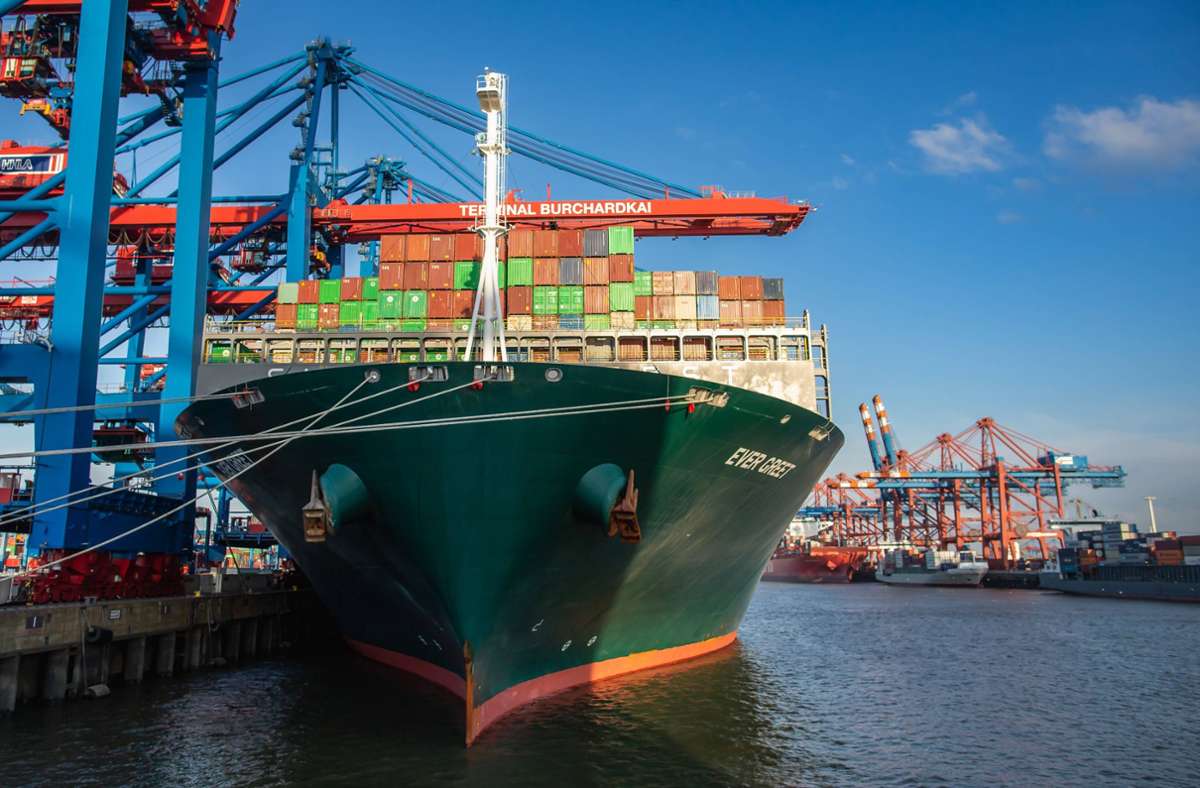 Ein Containerschiff ankert im Hamburger Hafen. (Symbolbild) Foto: IMAGO/MiS/IMAGO