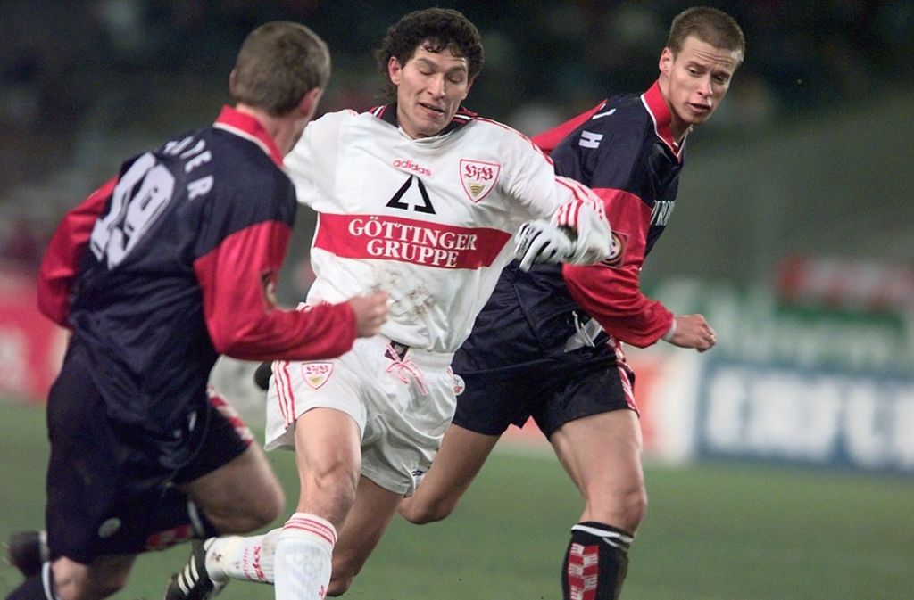 Den höchsten Sieg (5:1) gegen Hansa Rostock feierte der VfB Stuttgart in der Saison 1997/1998. Beim Heimspiel vor 30 000 Zuschauern glänzte das „magische Dreieck“: Freddy Bobic (3.) erzielte das 1:0, Krasimir Balakov (49., 51., Foto) erhöhte auf 3:0, Giovane Elber (71.) traf zum 4:0. Marco Haber (75.) blieb der Treffer zum 5:0 vorbehalten, das 5:1 (87.) erzielte Radwan Yasser.