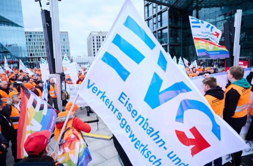 Die Gewerkschaft EVG zeigt im laufenden Tarifkonflikt wiederholt Flagge. Foto: dpa/Annette Riedl