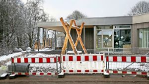 Dass die Außenanlage des Kemnater Kindergartens an der Waldstraße noch nicht fertig ist, lässt sich angesichts des Wetters verkraften. Foto: Horst Rudel