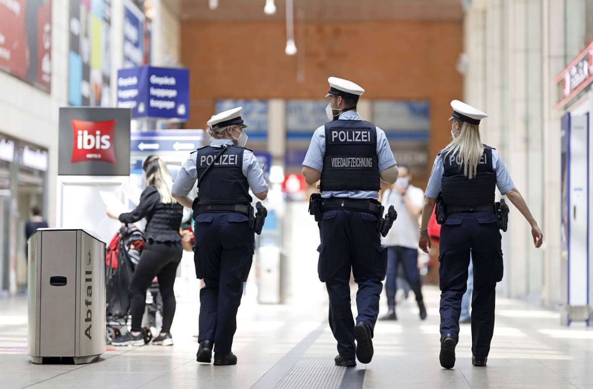 Polizisten der Bundespolizei baten den Mann, eine Toilette aufzusuchen (Symbolbild). Foto: imago images/Future Image/Christoph Hardt