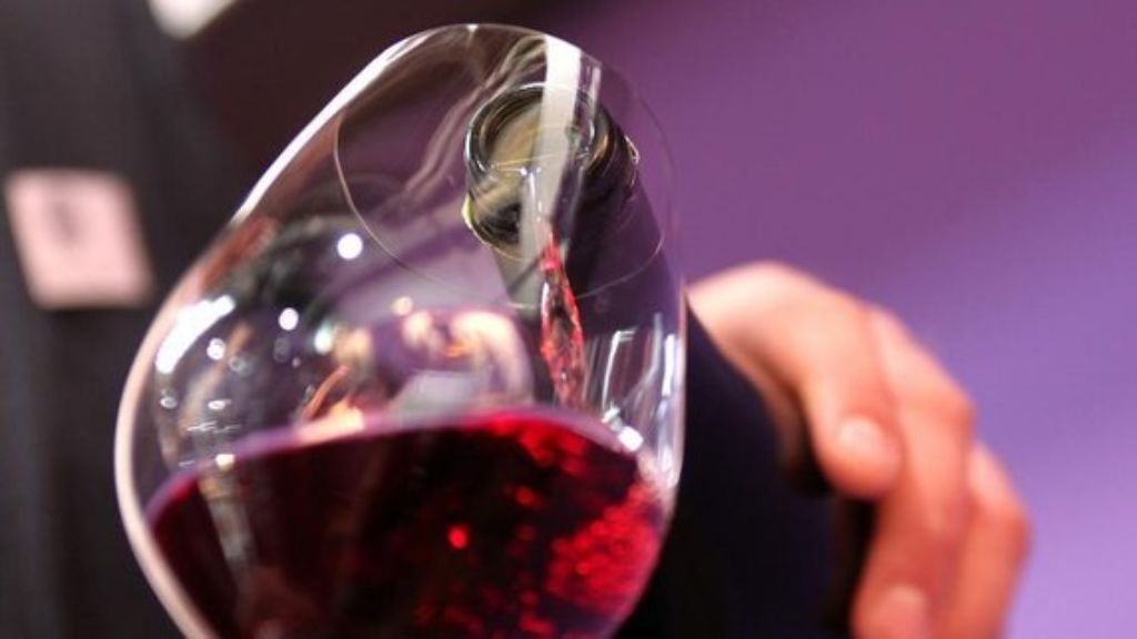 Wein schmeckt direkt nach der Abfüllung noch unharmonisch oder ausdruckslos, er ist flaschenkrank. Foto: dpa