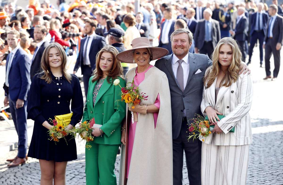 Gut gelaunt am Königstag: Der niederländische König Willem-Alexander, Königin Máxima mit ihren Töchtern Amalia (rechts), Alexia und Ariane (links).
