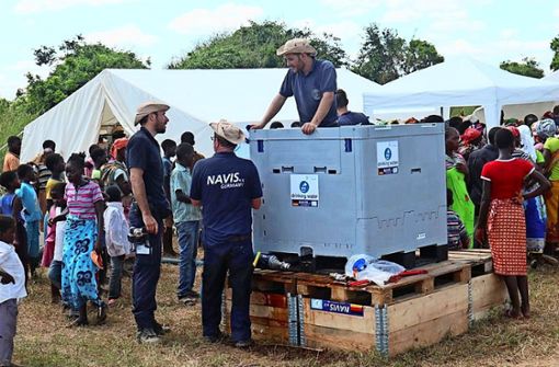 Sieben Tonnen Hilfsmaterial wurden nach Beira gebracht, darunter auch Zeltplanen, Medizin und Wasseraufbereitungsanlagen. Oliver Krebs (links im Bild) war in Mosambik im Einsatz. Foto: privat