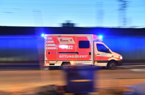 Rettungskräfte brachten den Rollerfahrer in ein Krankenhaus. (Symbolbild) Foto: dpa/Boris Roessler