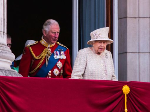 2019 zeigten sich Charles und seine Mutter anlässlich Trooping the Colour gemeinsam auf dem Balkon des Buckingham Palastes. Nun soll er einige ihrer Erinnerungsstücke weggeräumt haben. Foto: Karl Weller/Shutterstock.com