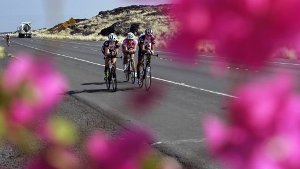 Vier Kilometer Schwimmen, 180 Kilometer Radfahren und ein Marathon: Der Ironman auf Hawaii ist einer der härtesten Wettkämpfe der Welt - aber auch einer der schönsten, wie unsere Bilder zeigen. Klicken Sie weiter. Foto: dapd