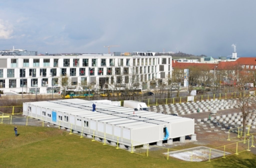 Auf dem Killesberg in Stuttgart wächst ein Containerdorf für Flüchtlinge.