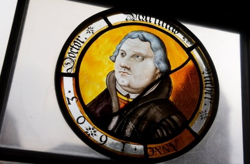 Ein Farbglasfenster aus den Kunstsammlungen der Veste Coburg zeigt den Reformator Martin Luther (1483-1546). Foto: dpa