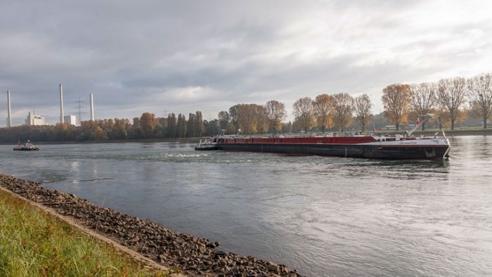 Rhein für die Schifffahrt gesperrt