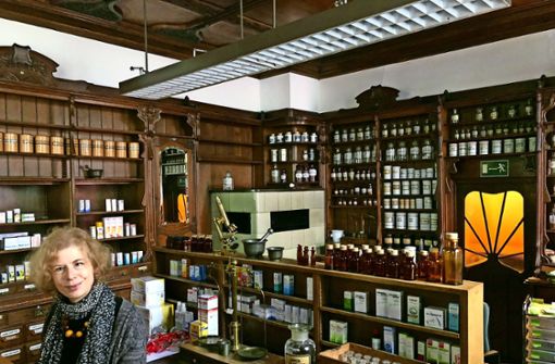 Sabine Kettemann  in ihrer Apotheke   mit Mobiliar aus dem Jahr 1901: Neue   Regeln aus dem Jahr 2012 machen es   heutzutage unmöglich, hier Medizin zu verkaufen. Foto: Haar Foto:  