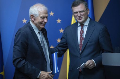 Der EU-Außenbeauftragte Josep Borrell (links) verspricht dem ukrainischen Außenminister Dmytro Kuleba die Hilfe der Union. Foto: dpa/Efrem Lukatsky
