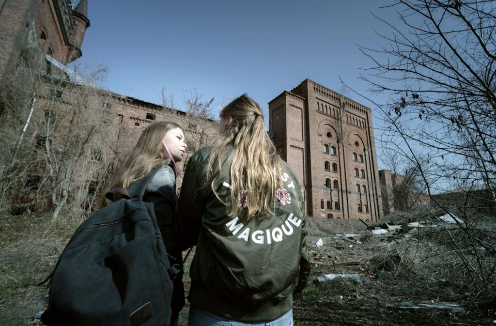 Zwei Mädchen schwänzen in Magdeburg die Schule – sie wollen auf einer Industriebrache chillen. Doch stattdessen machen sie einen grausigen Fund.