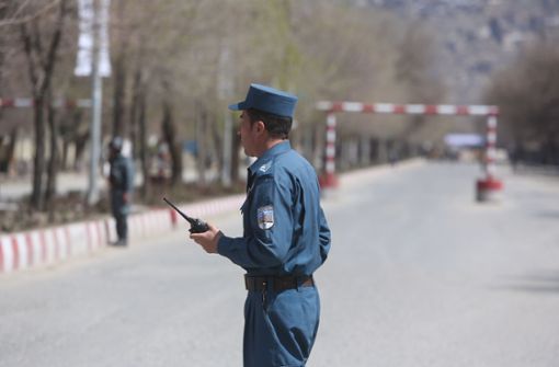 In der afghanischen Hauptstadt Kabul hat es einen Anschlag gegeben – ein Polizist bewacht die Straße. Foto: AP