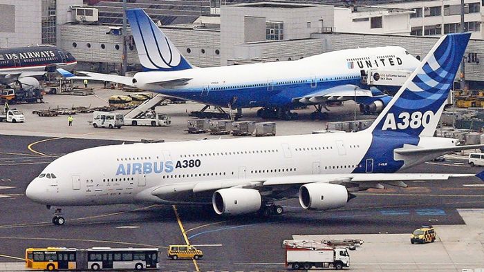 A380 stößt mit Hubwagen zusammen