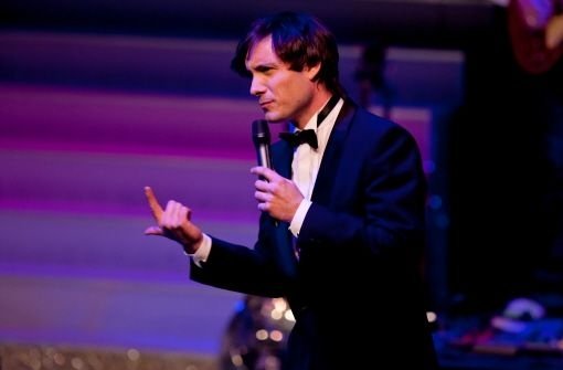 Eric Gauthier in der Rolle des singenden, tanzenden, moderierenden Entertainers bei der Nacht der Lieder Foto: Moritz