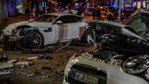 Die Fahrzeugwracks nach dem tödlichen Unfall in der Nacht zu Donnerstag in Stuttgart Foto: SDMG