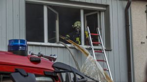 Die Feuerwehr kann das Feuer im Keller eines Wohnhauses in Ludwigsburg löschen, der Schaden ist dennoch hoch (Symbolbild). Foto: 7aktuell.de/Simon Adomat