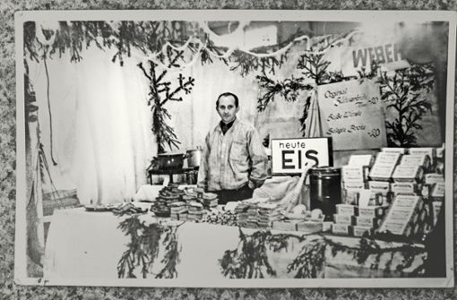 Auf dem alten Foto sieht man Karl Weber an seinem Weihnachtsmarktstand im Jahr 1948. Foto: factum/Weise