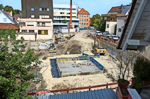 Blick in die Baugrube: Die Arbeiten in der Klosterstraße erregen in Stetten die Gemüter. Foto: Eva Herschmann