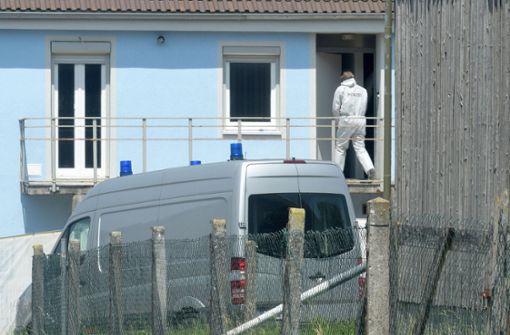 Ein Kriminaltechniker betritt das Haus in Sontheim an der Brenz. Foto: dpa/Stefan Puchner