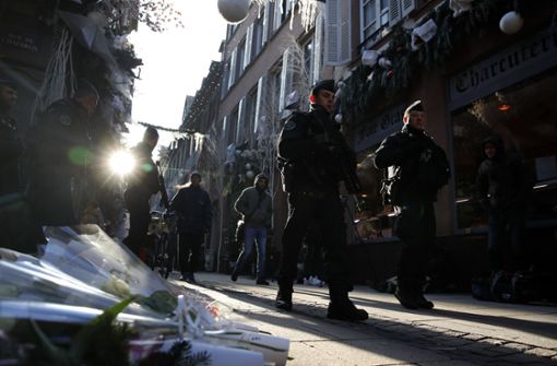 Schwer bewaffnete Polizisten patrouillieren durch Straßburg. Foto: AP