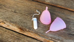 Menstruationstassen erfreuen sich wachsender Beliebtheit – genauso wie waschbare Binden, Bio-Tampons oder Menstruations-Panties. Foto: Victoria M/Adobe Stock