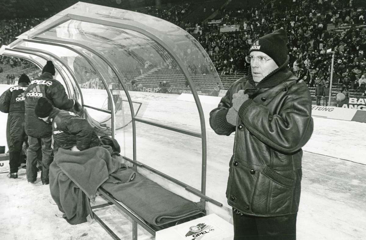 Frostig kalt war’s im Olympiastadion für Franz Beckenbauer bei seinem Trainerdebüt für den FC Bayern gegen den VfB am 13. Februar 1994.