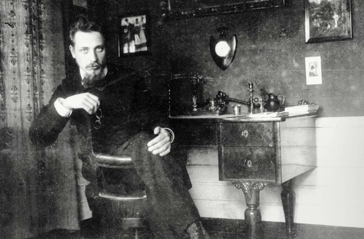 Rainer Maria Rilke in seinem Studierzimmer, etwa um  1905.