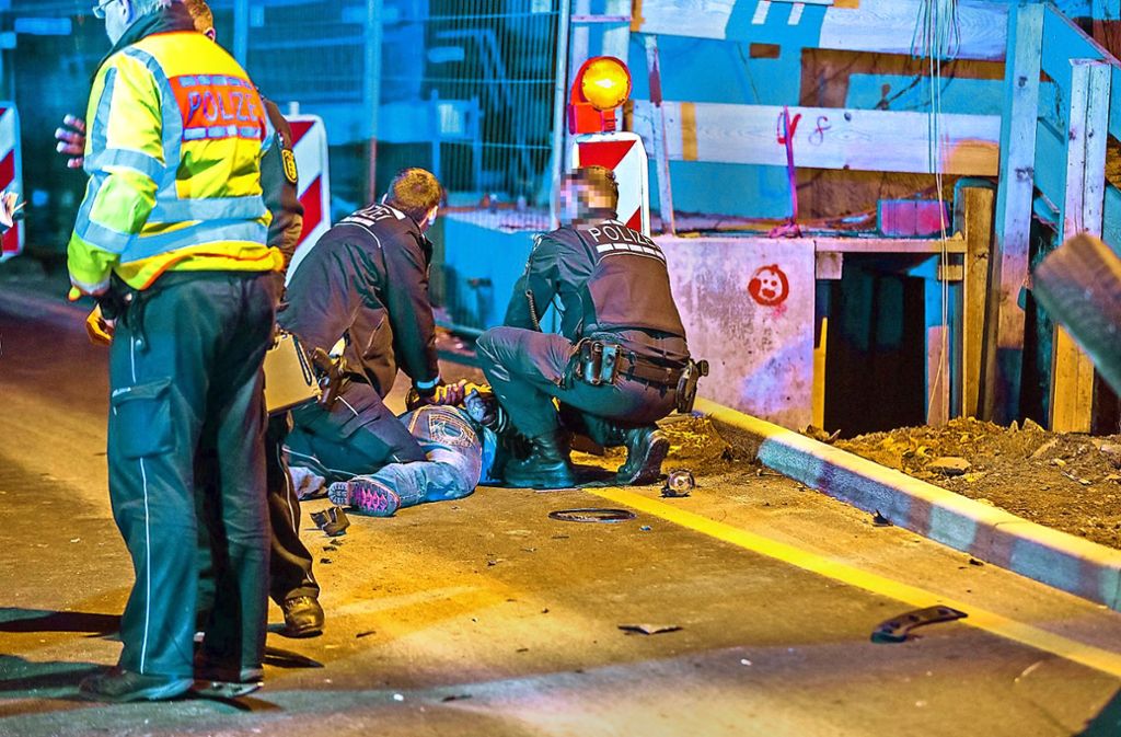 Der Fall vom 19. Februar 2017: Der Beifahrer liegt überwältigt am Boden –  unrechtmäßig, so die Staatsanwaltschaft. Foto: 7aktuell.de/Simon Adomat
