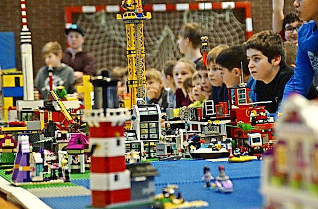 Wie schon  bei der Premiere im vergangenen Jahr (unser Bild) wird in der Sporthalle der  Walther-Hensel-Schule  wieder ein Lego-Stadt entstehen.