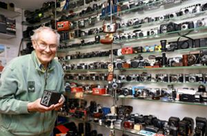 Fotoapparate, so weit die Regale reichen: Sammler Peter Schöck mit Kameras aus der goldenen Zeit der Analogfotografie. Foto: Dannecker