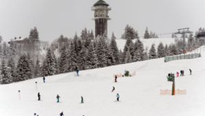 Skifahrer fahren am Feldberg im Schwarzwald die Piste hinab. Am Wochenende gibt es Neuschnee. Foto: dpa