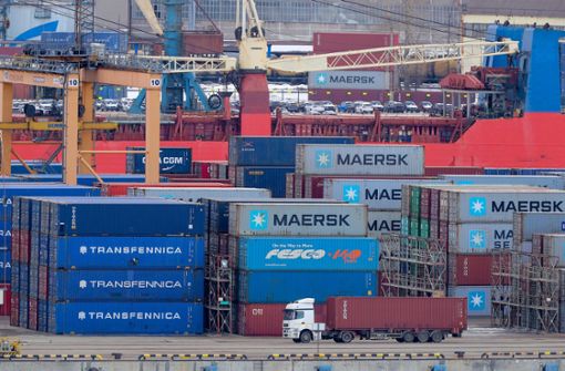 Container im Hafen von St. Petersburg: Handelshemmnisse bremsen die russischen Wirtschaft. Foto: dpa/Igor Russak