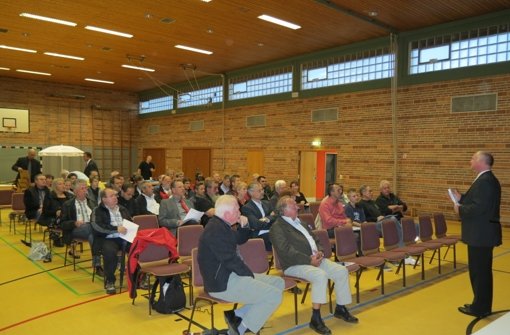 Bürgermeister Molt begrüßte die Zuhörer in der Jahnhalle. Foto: Otto-H. Häusser