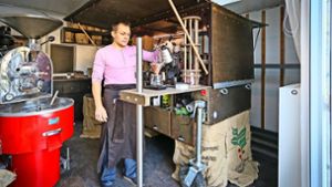 In Anbau seines Hauses röstet Andreas Terschawetz seine Bohnen, seine  mobile Bar parkt nur zu Vorführzwecken dort. Foto: factum/Granville